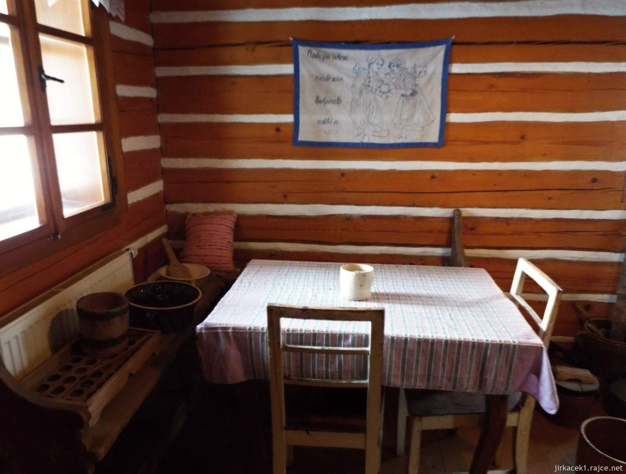 14 - Muzeum Horní Smržov 17 - přízemí - stůl