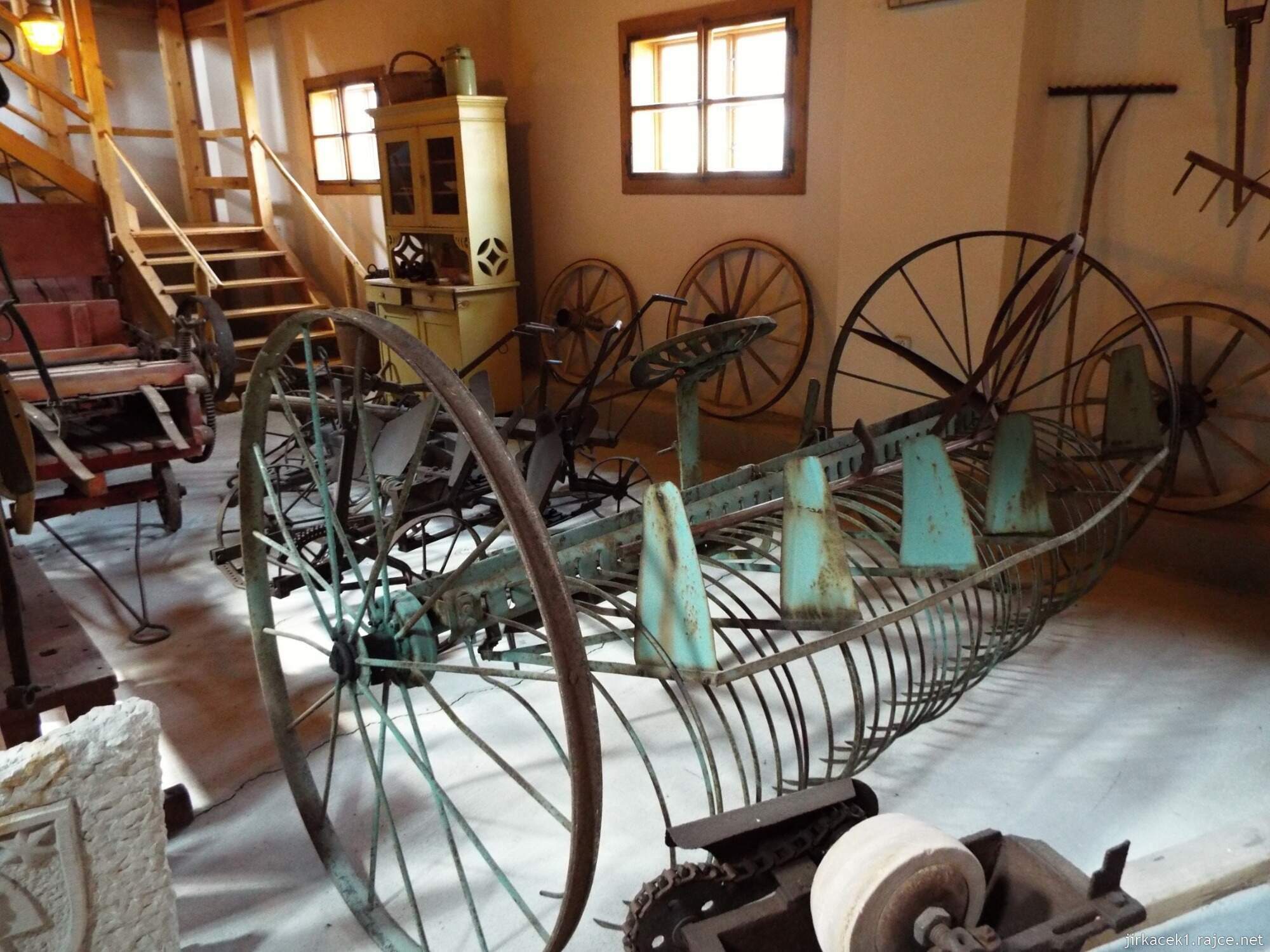 14 - Muzeum Horní Smržov 28 - stodola přízemí - zemědělské stroje