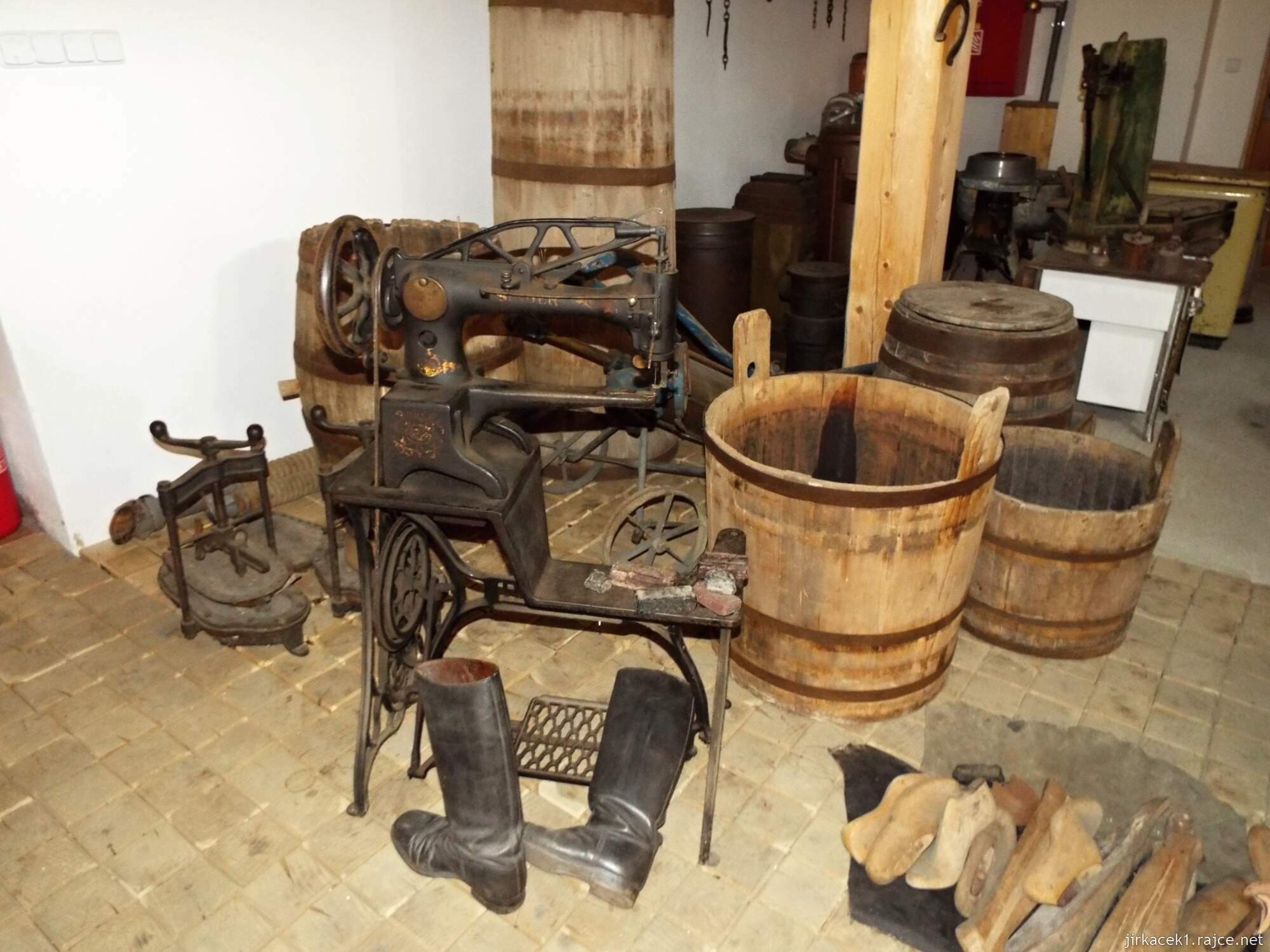 14 - Muzeum Horní Smržov 30 - stodola přízemí - potřeby obuvníka