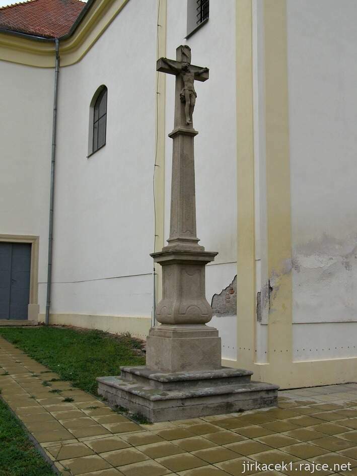 Milonice - kostel sv. Petra a Pavla - kříž