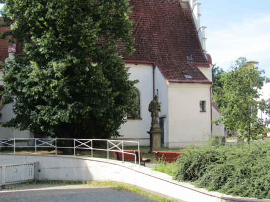 kostel sv. Jana Křtitele - Původně hřbitovní kostel byl založen Vilémem z Pernštejna roku 1510. V letech 1563-1570 byl rozšířen místním stavitelem Václavem Všetečkou. V okolí kostela se až do roku 1883 nacházel hlavní pardubický hřbitov, který byl definitivně přeměněn na sady v roce 1905. Kostnice, která od roku 1567 stála naproti kostelu, byla zrušena roku 1788 a na jejím místě stojí zvonice.
