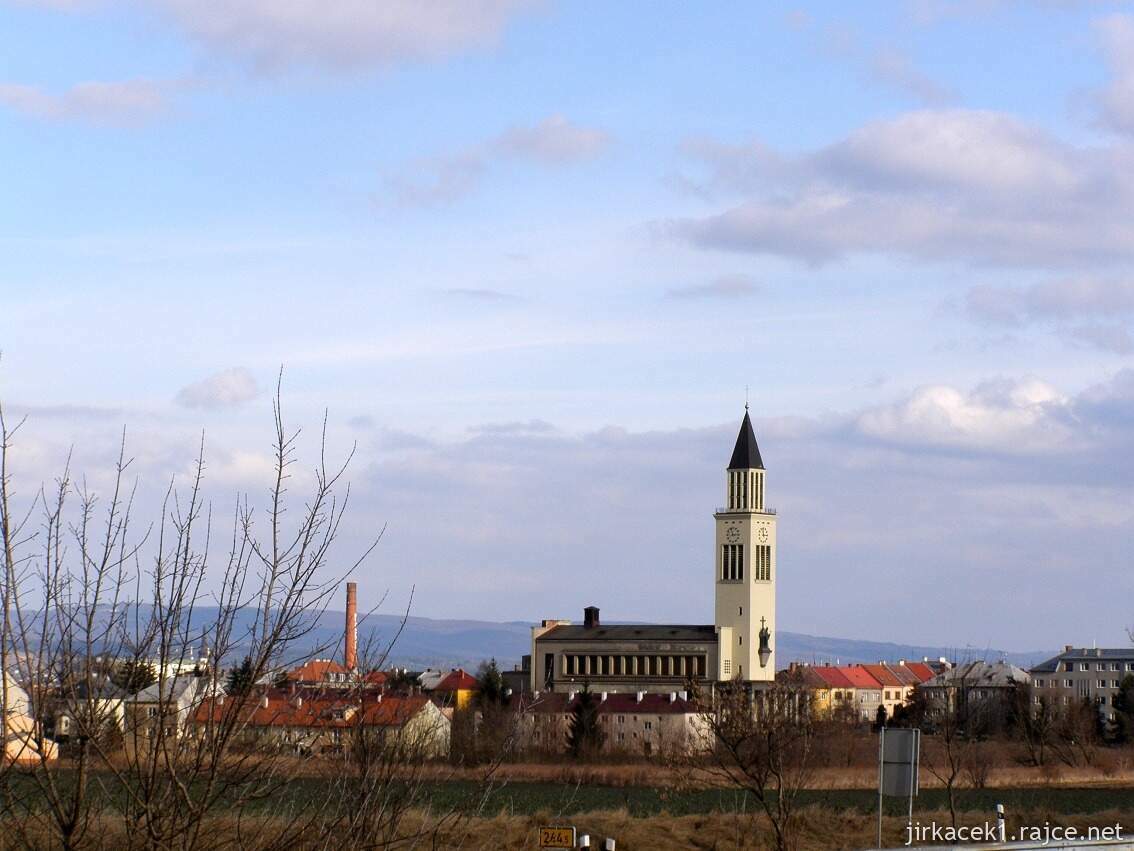 Olomouc - kostel sv. Cyrila a Metoděje v Hejčíně roku 2010 - pohled od hypermarketu Globus