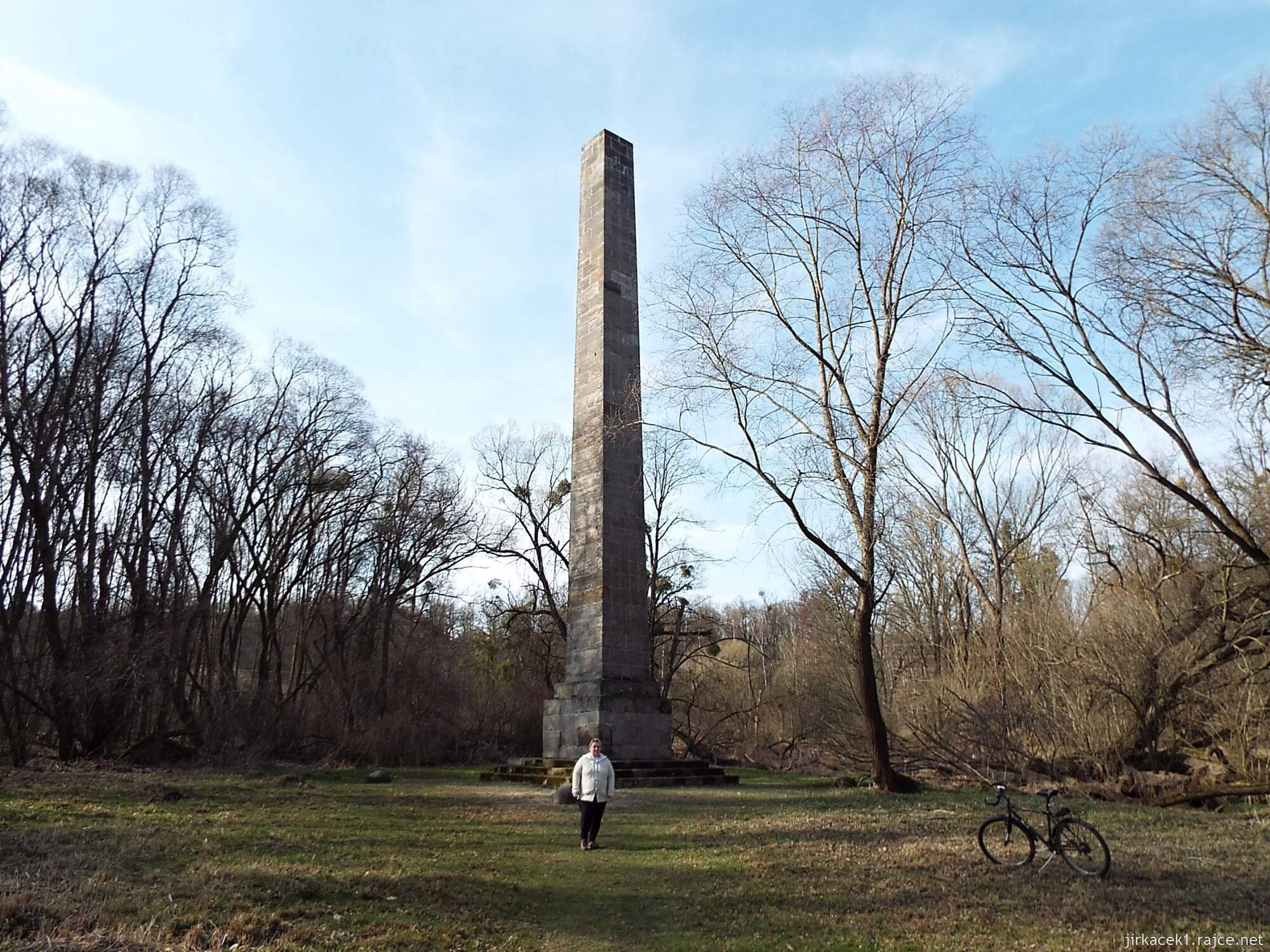 D - cesta z Nových Mlýnů k Obelisku 57 - Obelisk