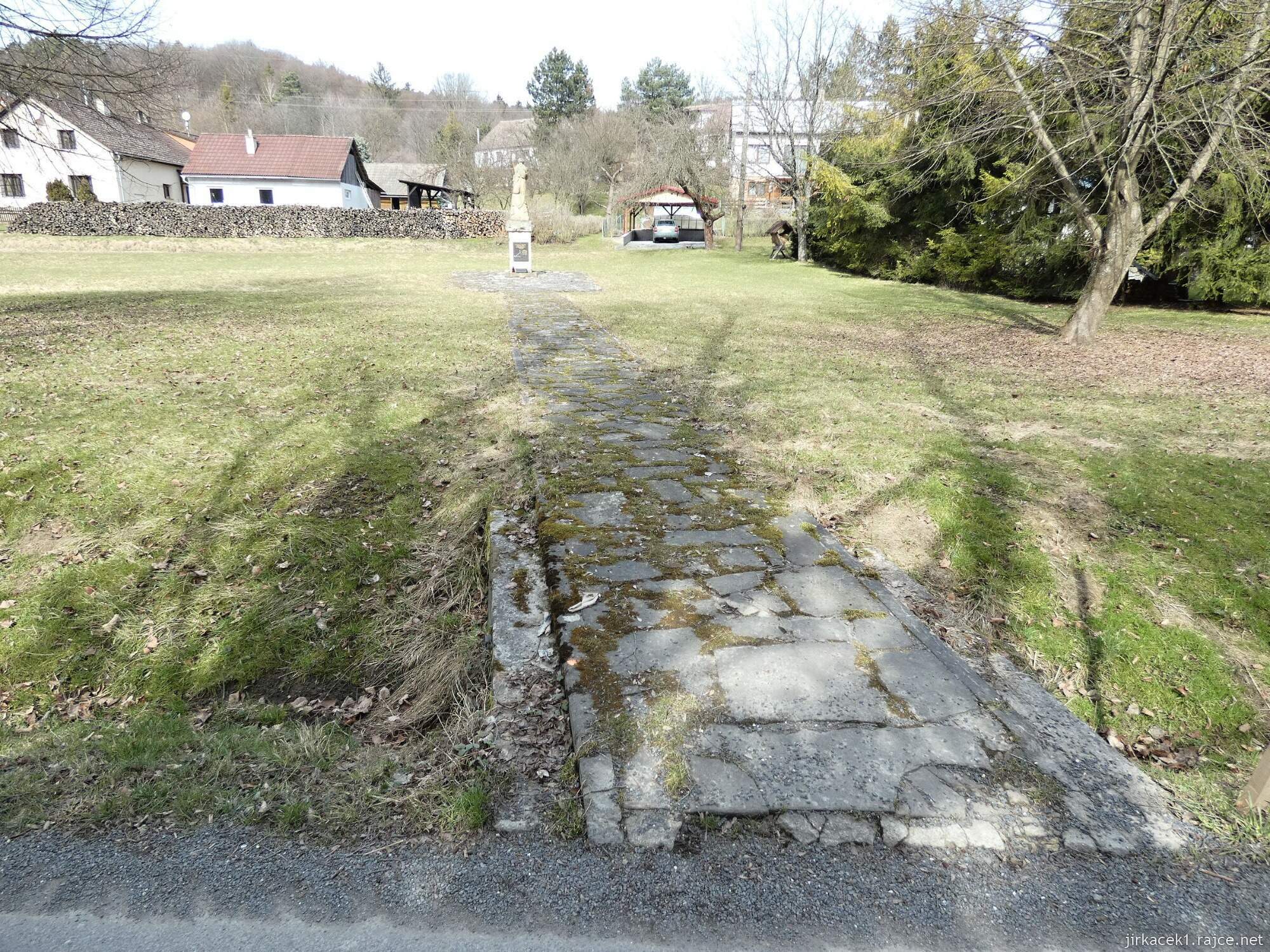 C - Rusava - pomník Slávka Londy 002