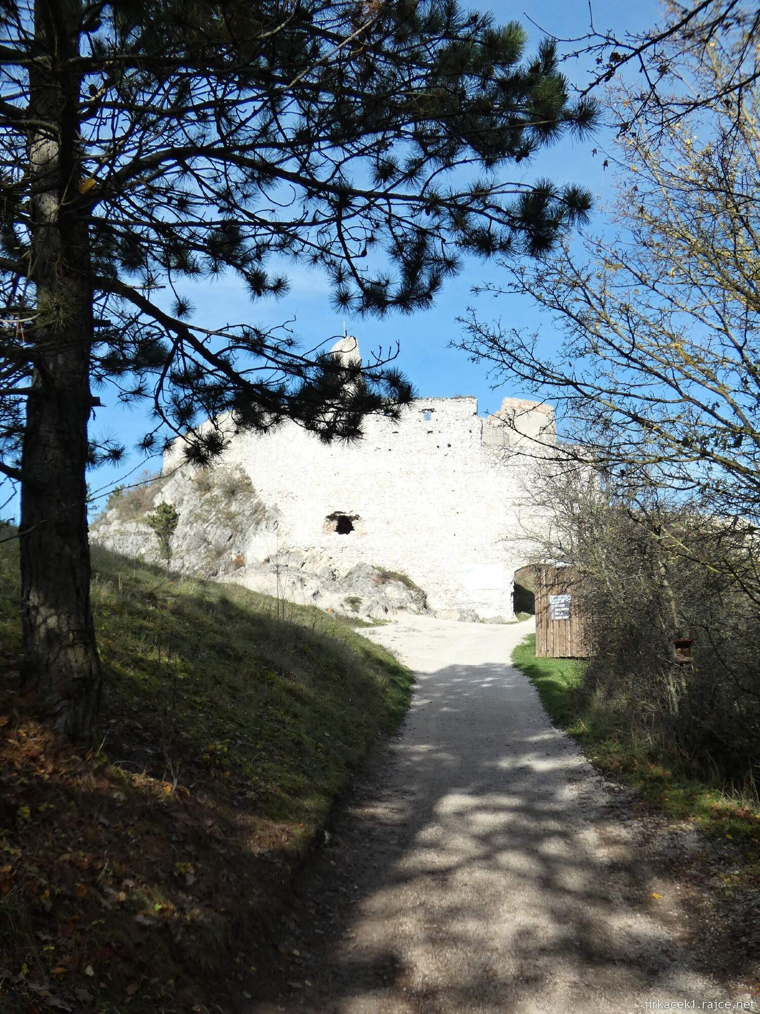 G - Čachtice - Čachtický hrad 017 - cesta na hrad