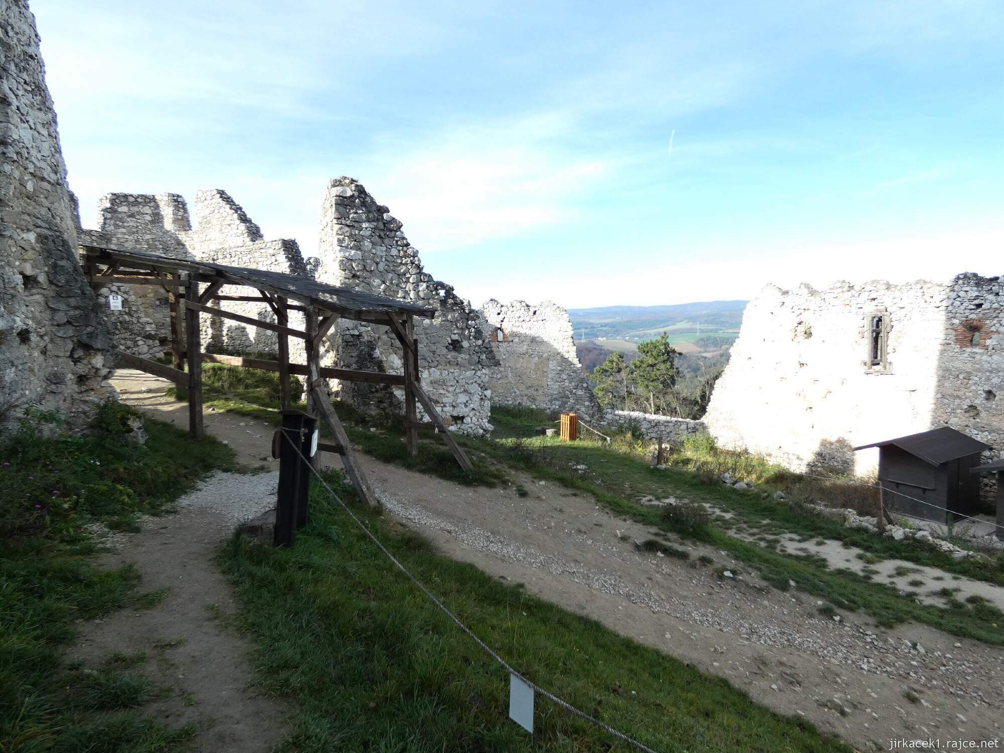 G - Čachtice - Čachtický hrad 079