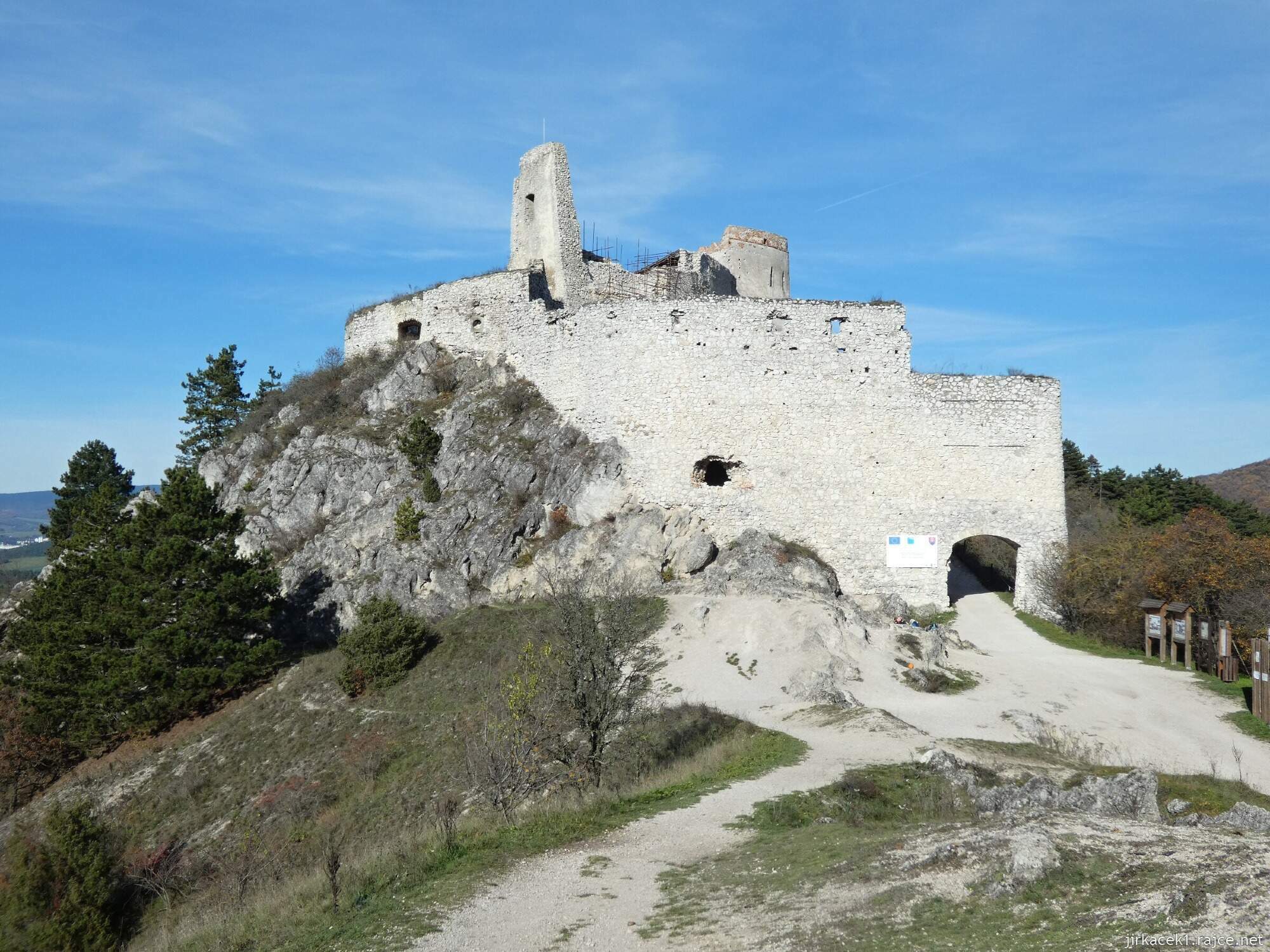 G - Čachtice - Čachtický hrad 145