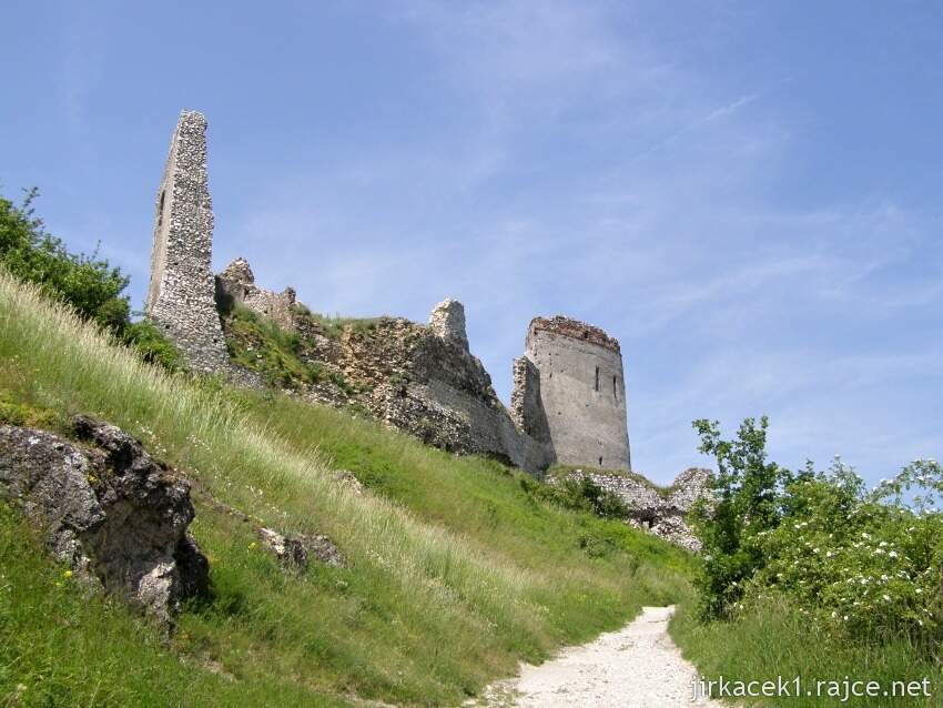 Čachtický hrad před rekonstrukcí v roce 2010