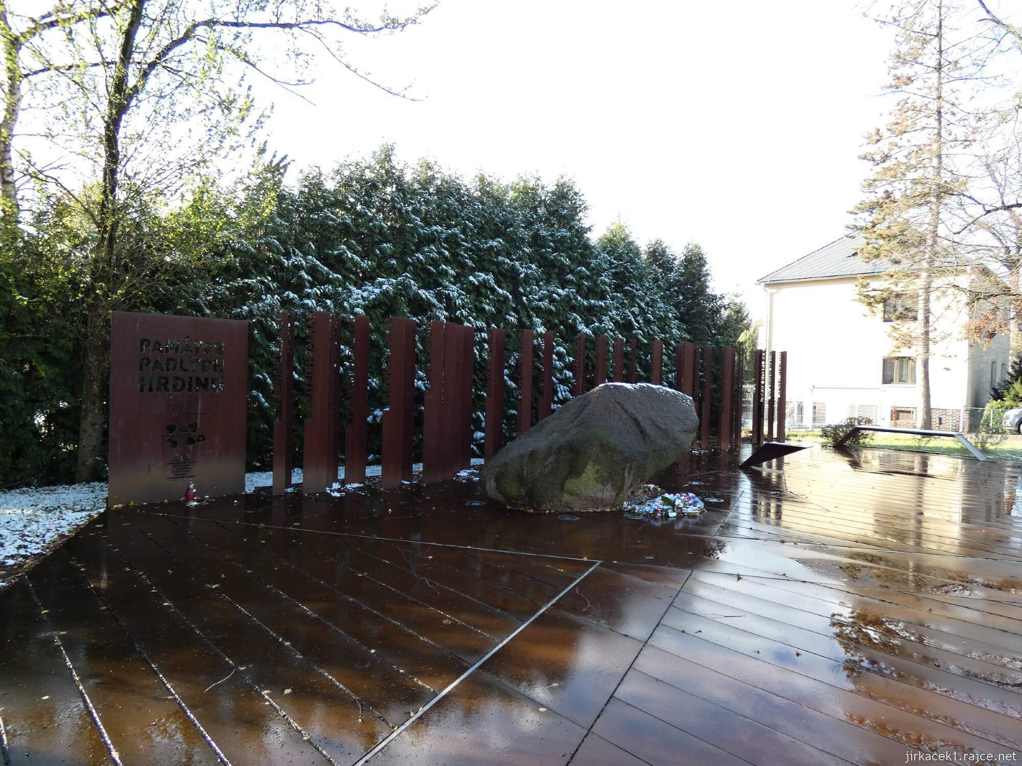 C - Ostrava - Poruba - pomník obětem válek a bludný balvan 005