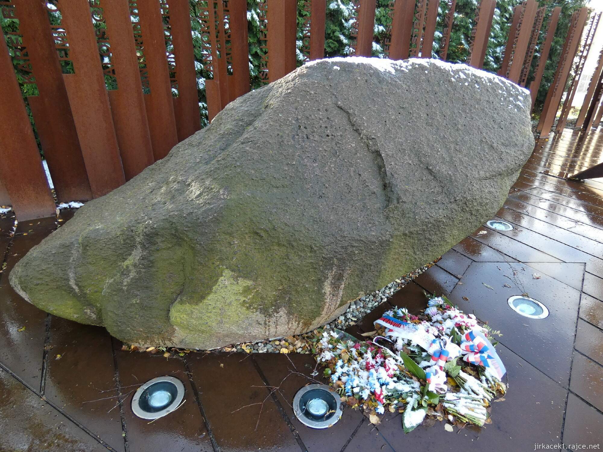 C - Ostrava - Poruba - pomník obětem válek a bludný balvan 006