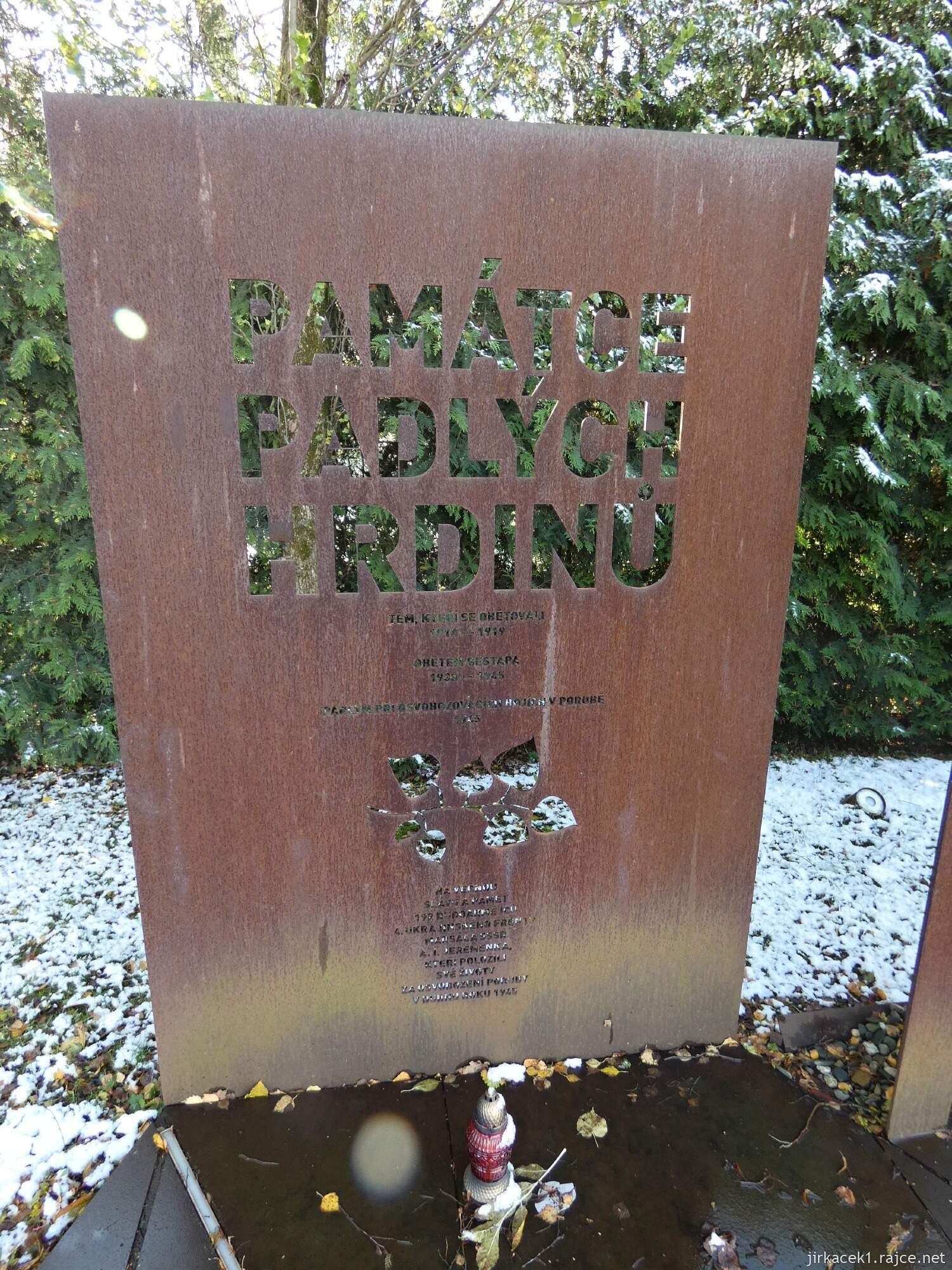 C - Ostrava - Poruba - pomník obětem válek a bludný balvan 007