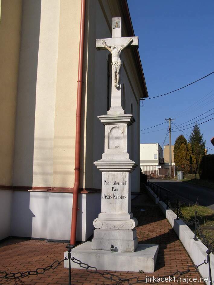 Ostrava - kaple Nanebevzetí Panny Marie - Výškovice - kříž s Kristem u kaple