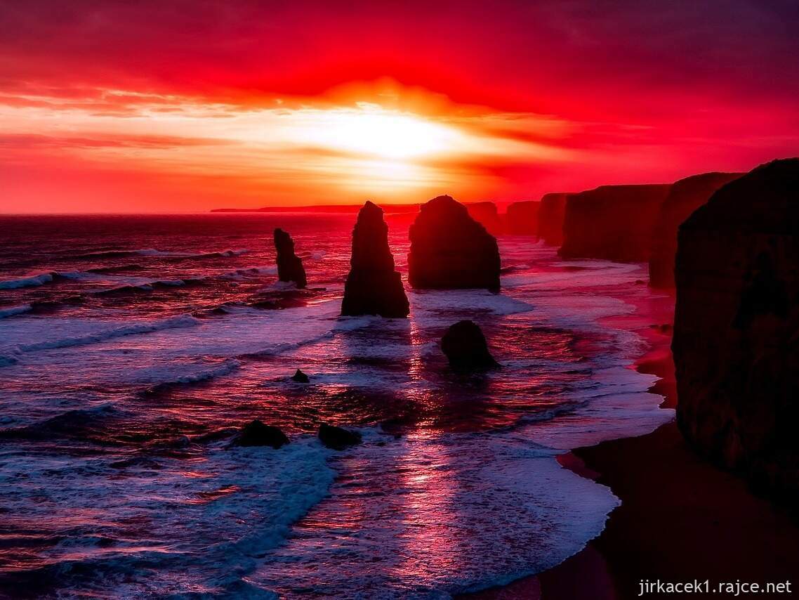Austrálie - západ slunce na pobřeží - ilustrační foto