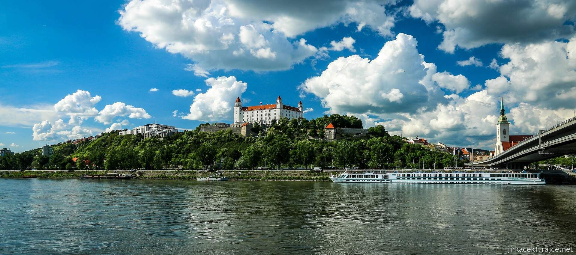 Slovensko - Bratislava - hrad a Dunaj