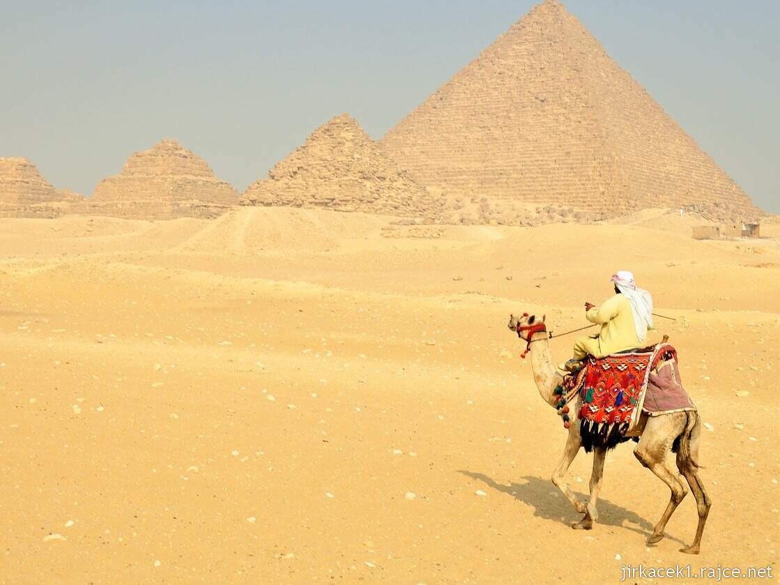 Egypt - pyramidy v Gíze- beduín - velbloud