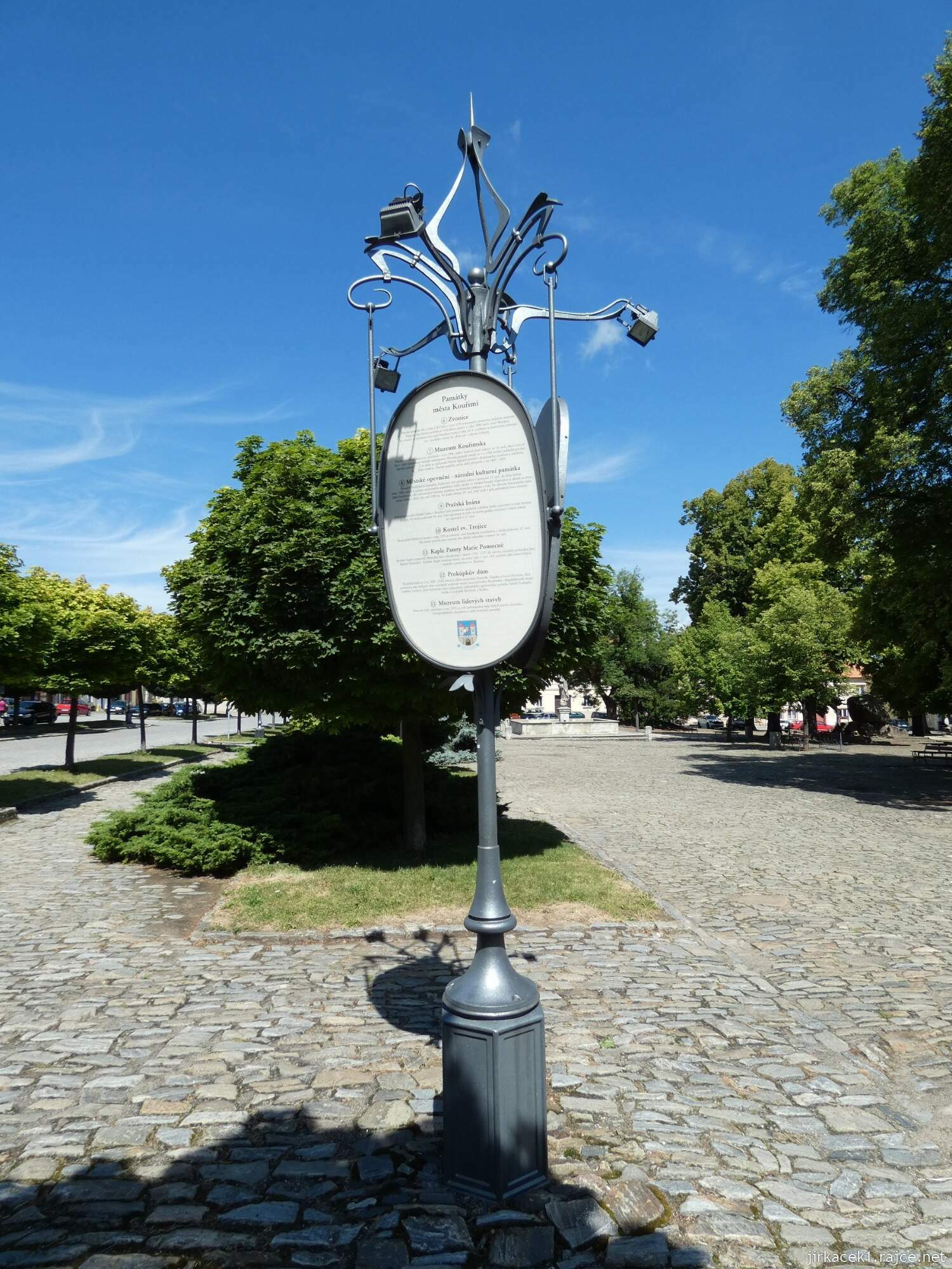 I - Kouřim - Mírové náměstí 002 - Památník astronomickéh​o středu Evropy
