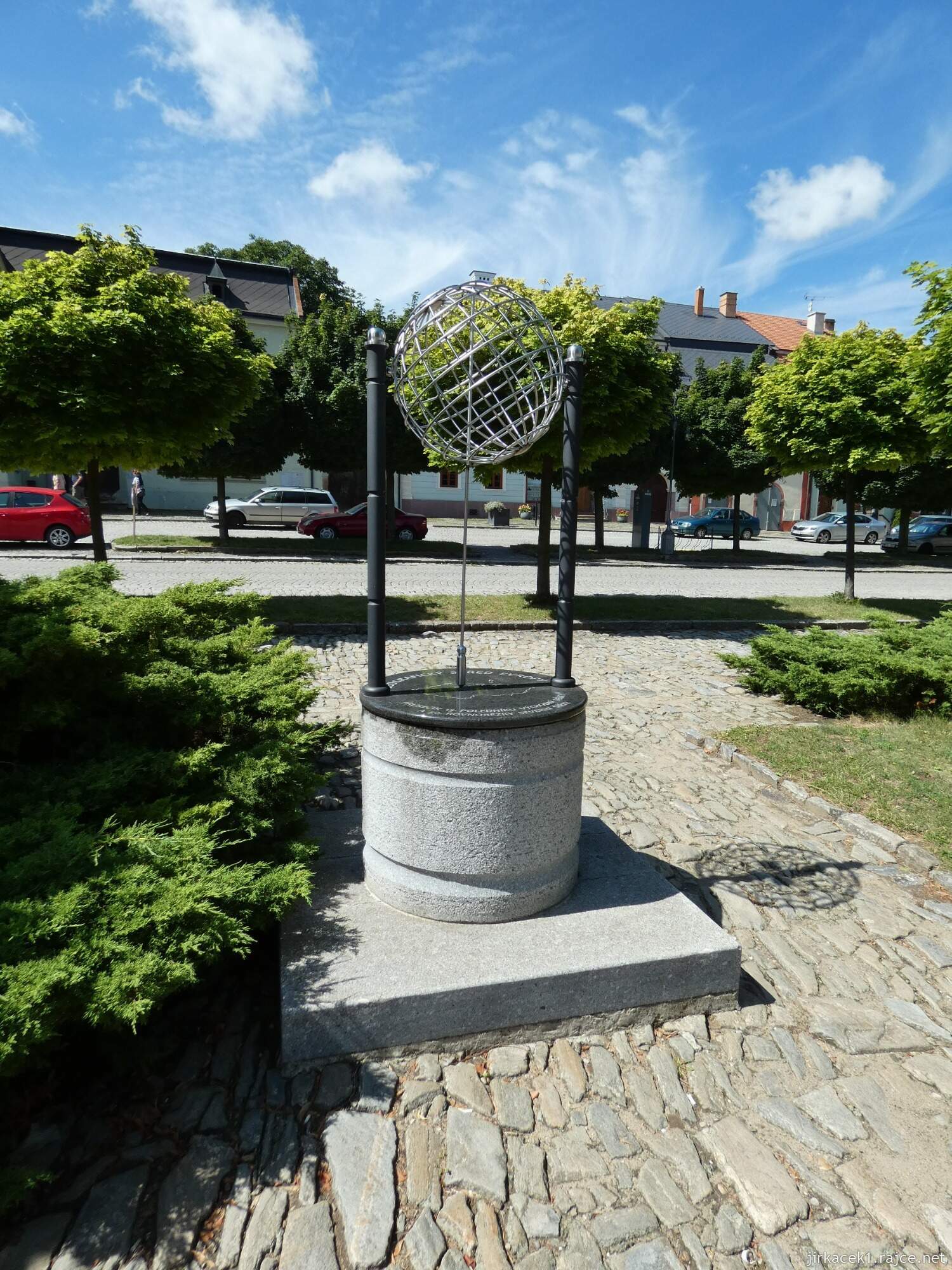 I - Kouřim - Mírové náměstí 006 - Památník astronomickéh​o středu Evropy