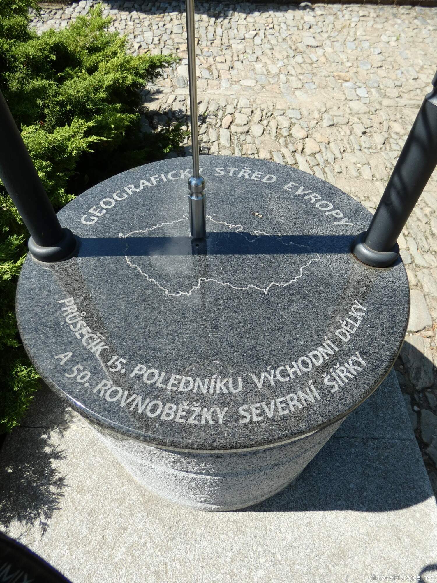 I - Kouřim - Mírové náměstí 007 - Památník astronomickéh​o středu Evropy