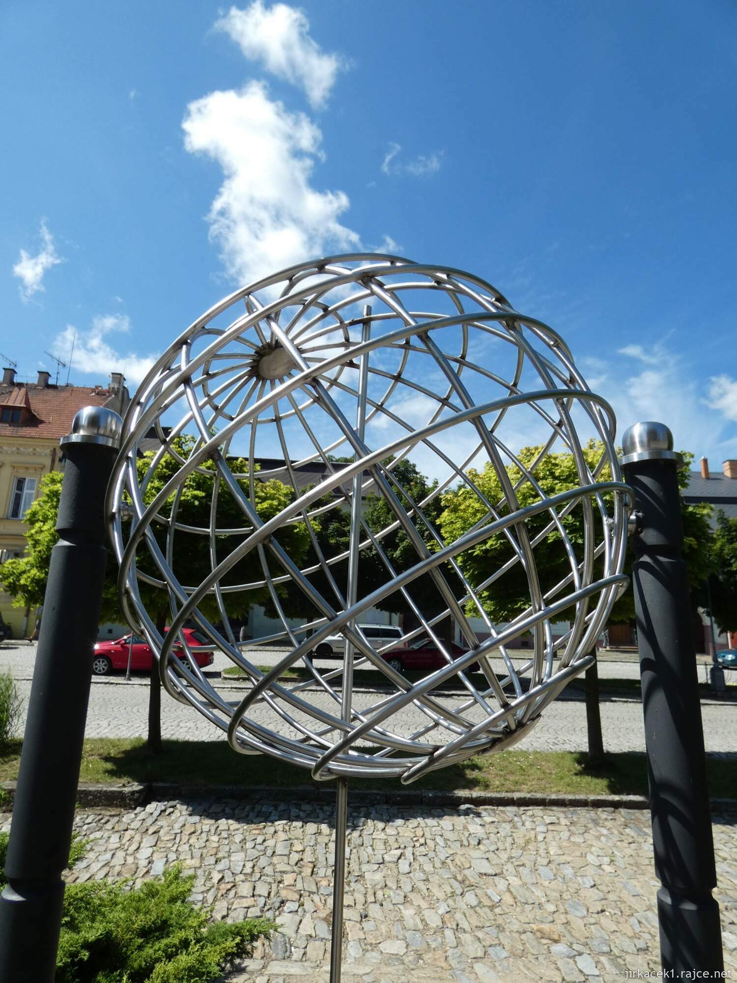 I - Kouřim - Mírové náměstí 009 - Památník astronomickéh​o středu Evropy