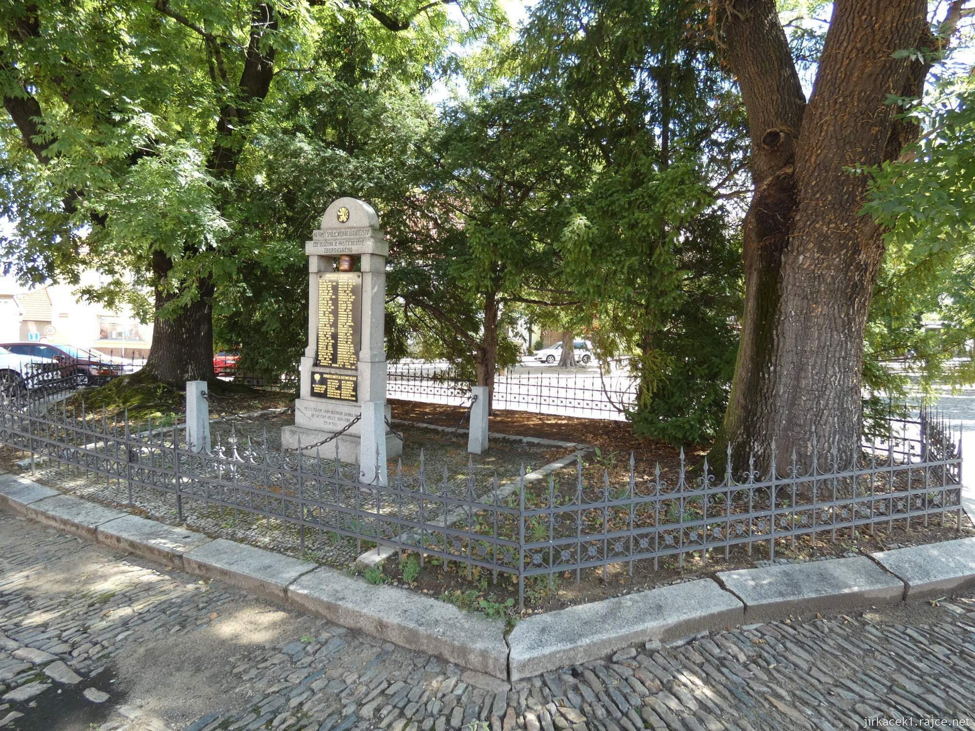I - Kouřim - Mírové náměstí 017 - Pomník obětem 1. a 2. světové války