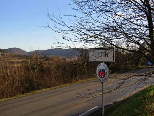 po nové cyklostece přicházíme do Tetína - Obec se skládá ze dvou částí – Koda a Tetín. Žije zde 869 obyvatel.
Obec Tetín je známa jako poutní místo