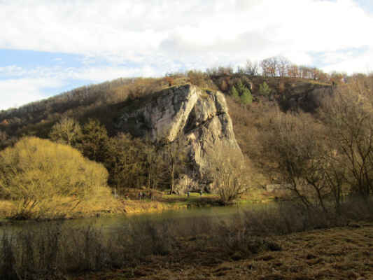 skála na Barrandovou jeskyní - Jeskyně má jako jedna z mála v Českém krasu přirozený vchod, vstup do ní je však zakázán.
Poprvé byla podrobněji popsána v roce 1912. Zhruba od té doby nese jméno Joachima Barranda, dříve se nazývala Srbská jeskyně či jeskyně V Kozle.
Jeskyně je členěna na tři vertikální části, její celková hloubka je 44 metrů.