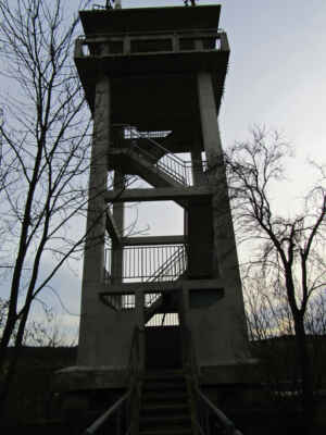 Věž je vysoká 13 metrů a vede k ní 66 schodů s kruhových výhledem na město.