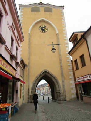 Plzeňská, nebo také Horní, brána byla od počátku 14. století součástí městského opevnění. Střežila obchodní cestu z Prahy do Plzně a až do roku 1752 se v ní vybíralo clo. Původně gotická věž byla poté několikrát přestavěna a opravována.
V současnosti si můžete prohlédnout stálou expozici hradebního systému včetně dobových kreseb města, městských privilegií Berouna a historických listin, mezi kterými je nejcennější ta z roku 1404. V ní král Václava IV. potvrzuje založení špitálu. Z ochozu brány je pěkný výhled na město a okolí.