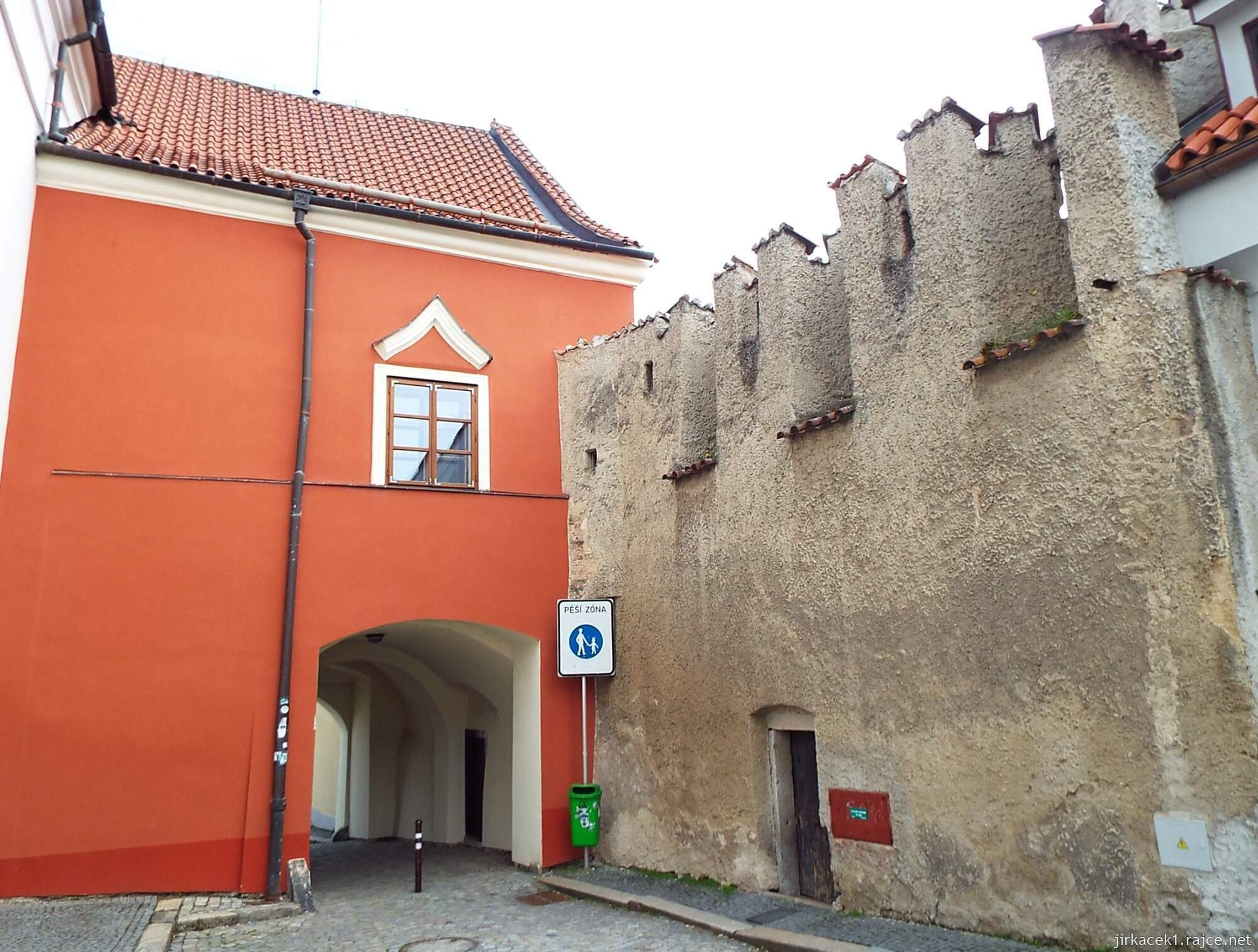 D - Pelhřimov - Městské hradby 02 - Solní brána a část hradební zdi