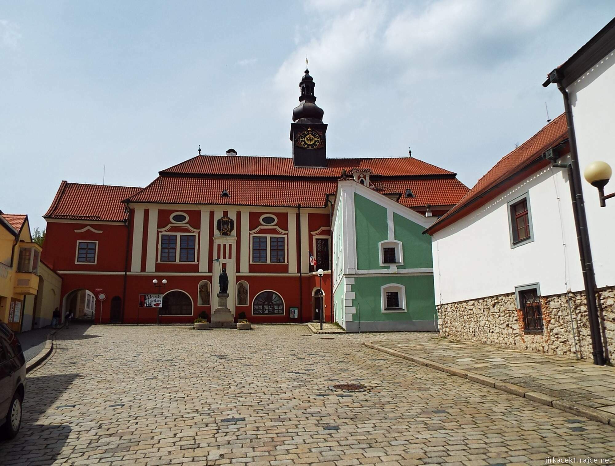 G - Pelhřimov - zámek a muzeum 01 - vlevo Solní brána
