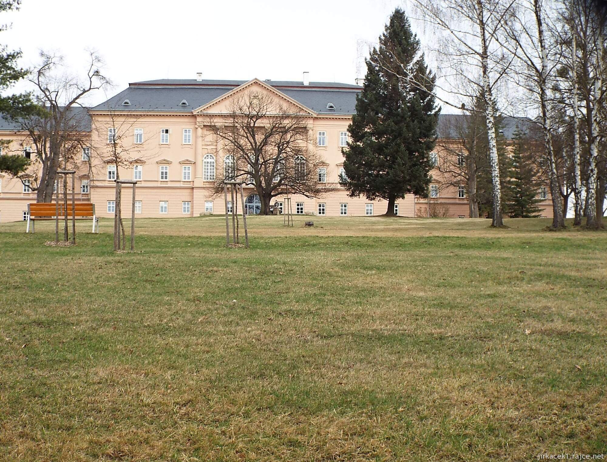 B - cesta z Nových Zámků ke Chrámu přátelství 09 - zámek Nové Zámky