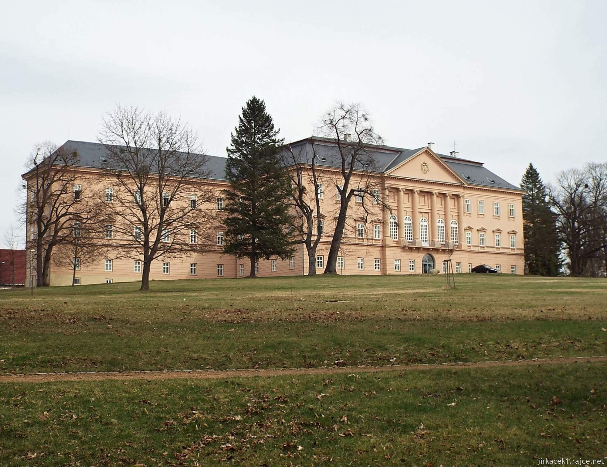 B - cesta z Nových Zámků ke Chrámu přátelství 12 - zámek Nové Zámky