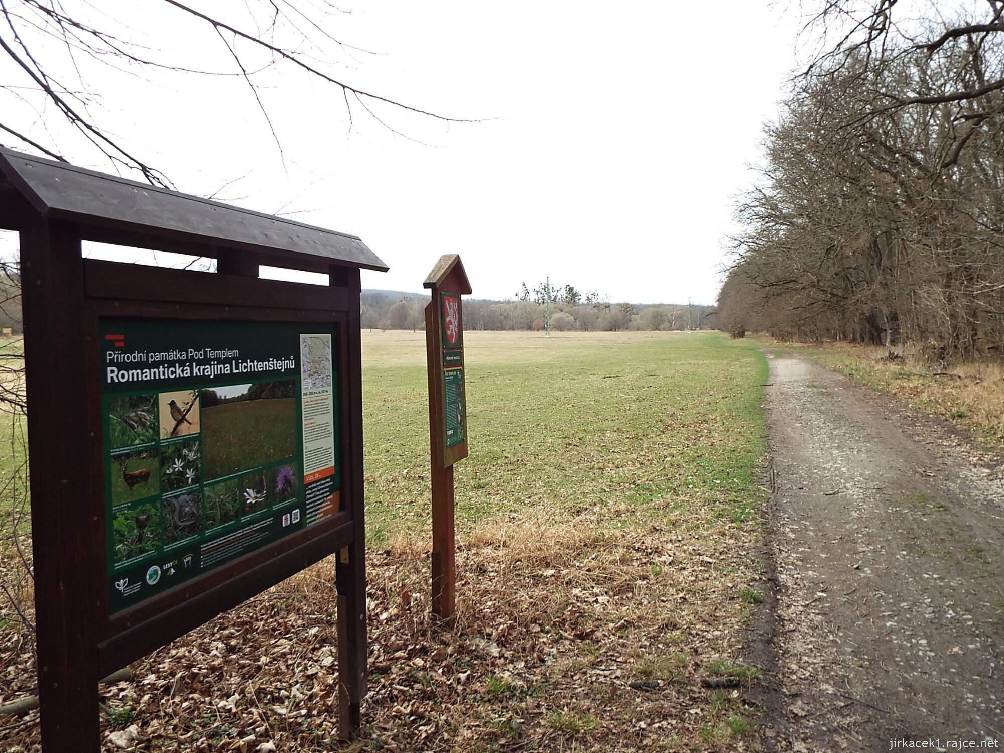 B - cesta z Nových Zámků ke Chrámu přátelství 22 - cesta od rybníka k rozcestí u Obelisku