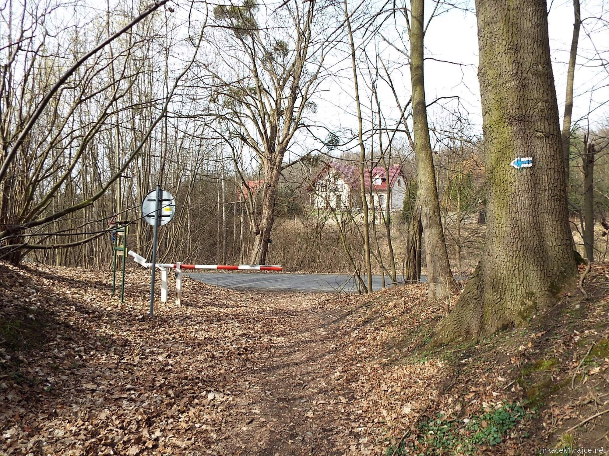 C - cesta od Chrámu přátelství do Nových Mlýnů 17 - u silnice z Nových Mlýnů do Nových zámků