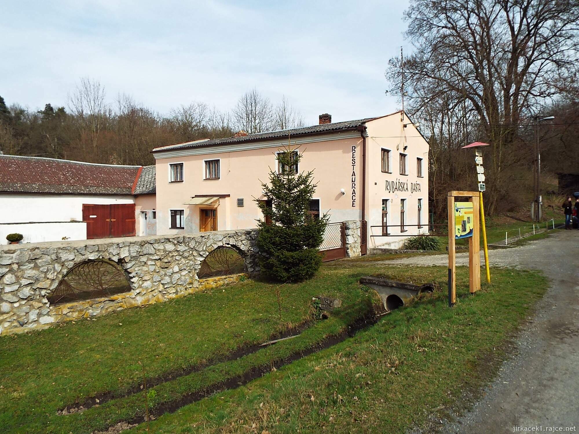 C - cesta od Chrámu přátelství do Nových Mlýnů 25 - osada Nové Mlýny - Rybářská bašta a rozcestník