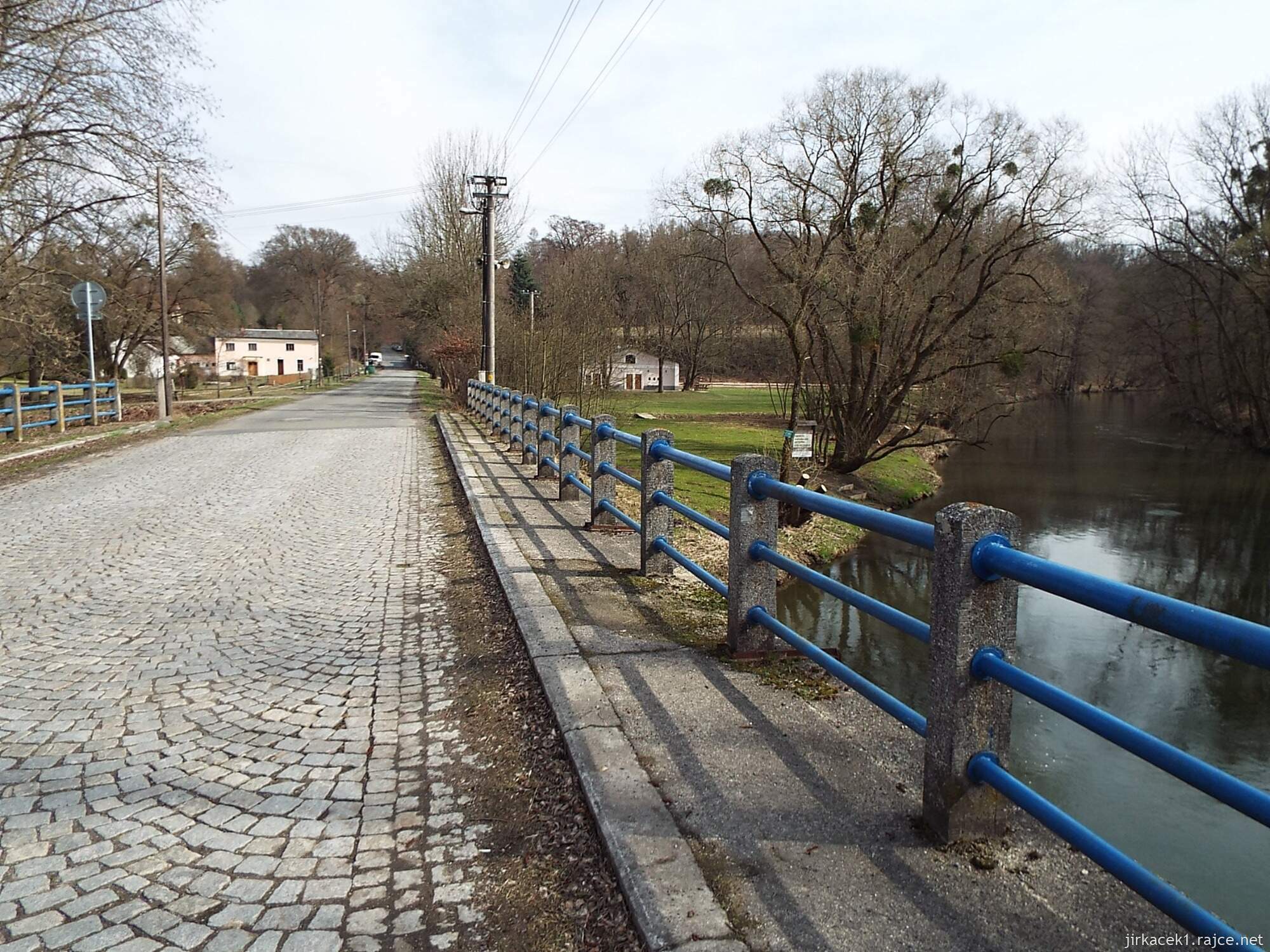 C - cesta od Chrámu přátelství do Nových Mlýnů 30 - osada Nové Mlýny - most přes Moravu