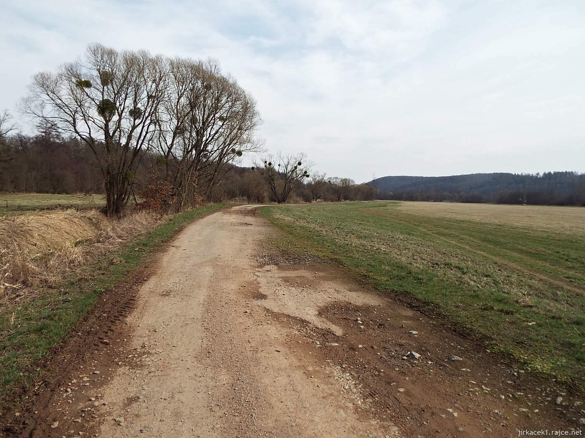 D - cesta z Nových Mlýnů k Obelisku 17 - po žluté okolo dálnice