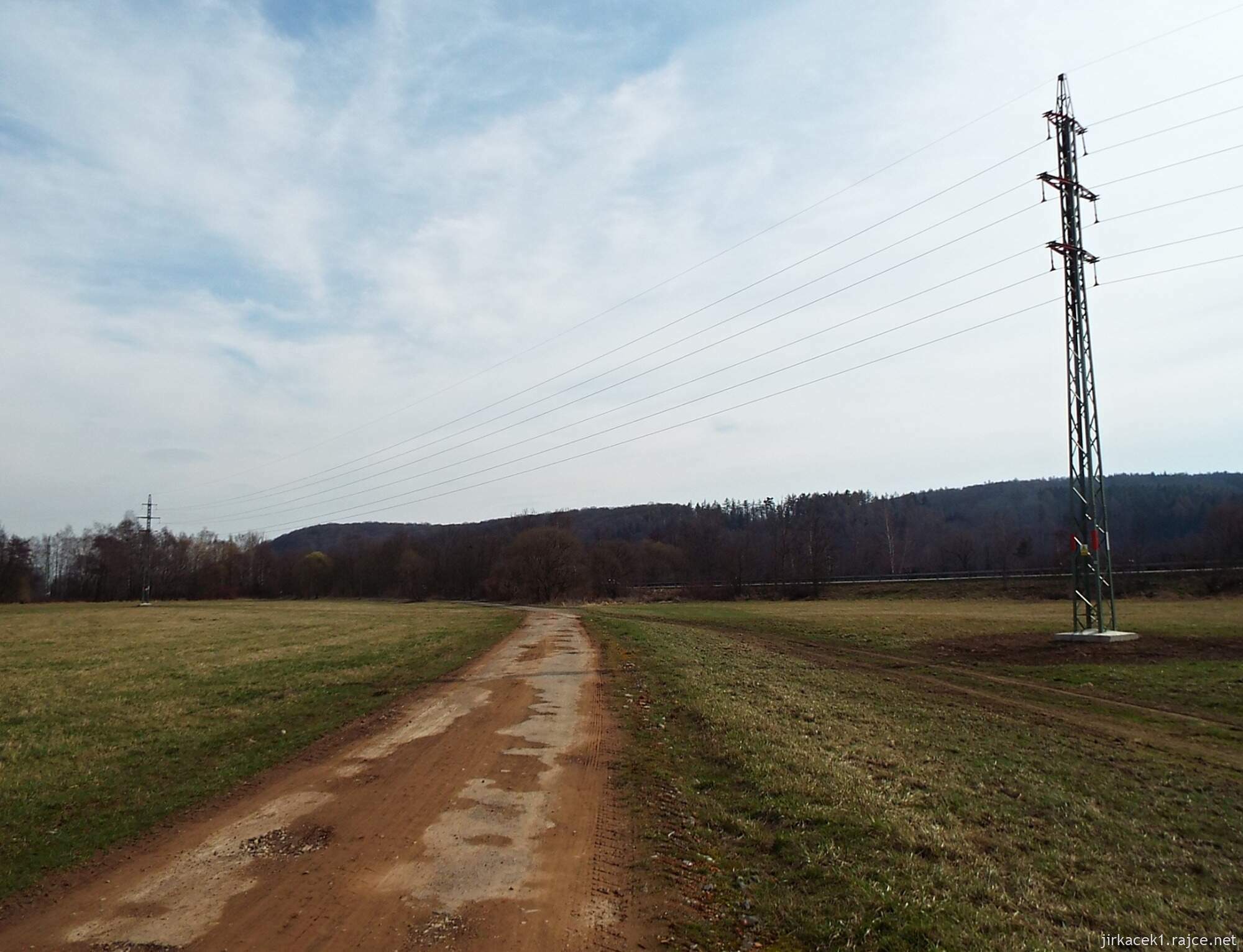 D - cesta z Nových Mlýnů k Obelisku 21 - po žluté okolo dálnice - zase pod stožáry