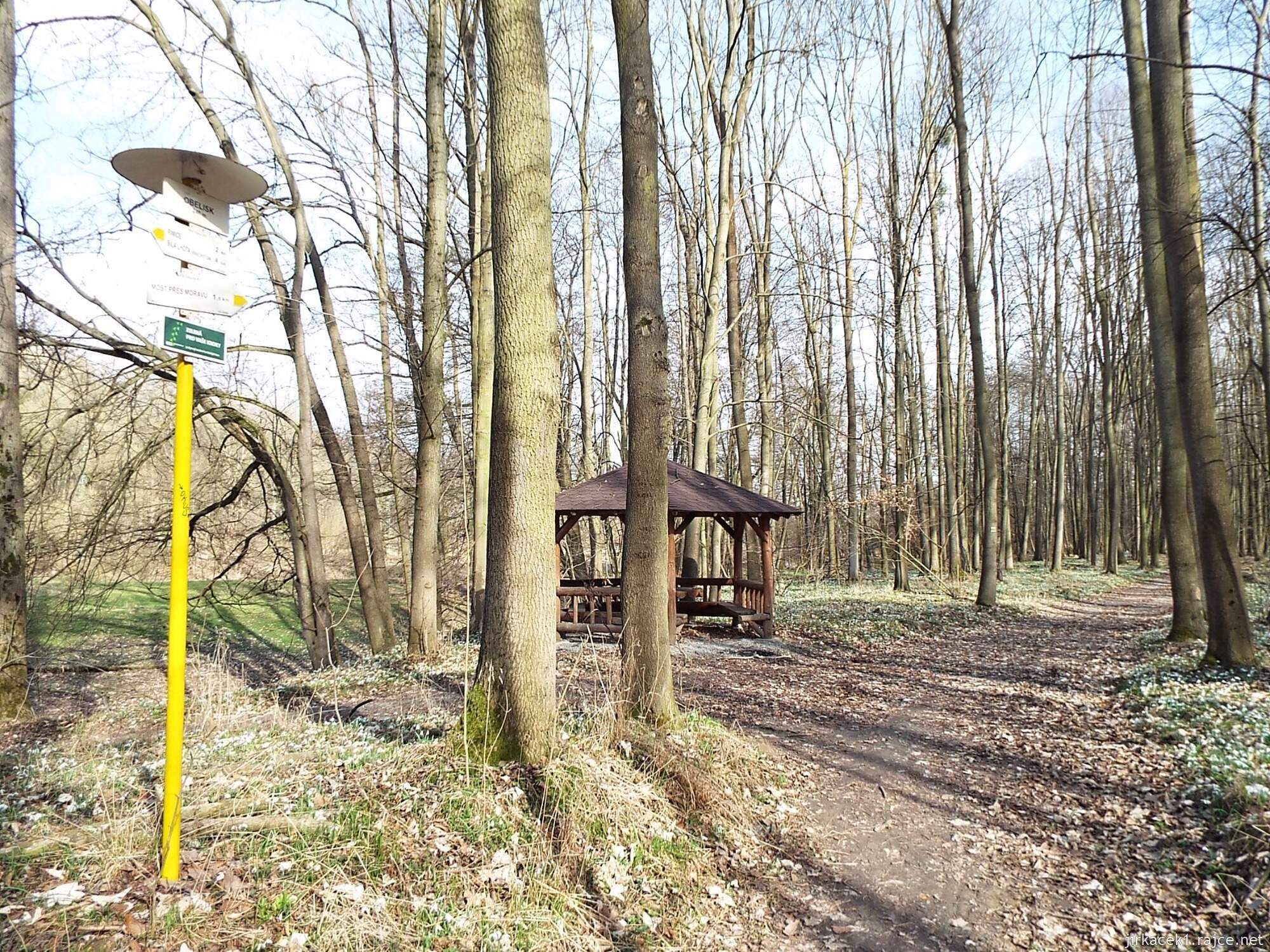 D - cesta z Nových Mlýnů k Obelisku 45 - po žluté k Obelisku - altánek a rozcestník u Obelisku