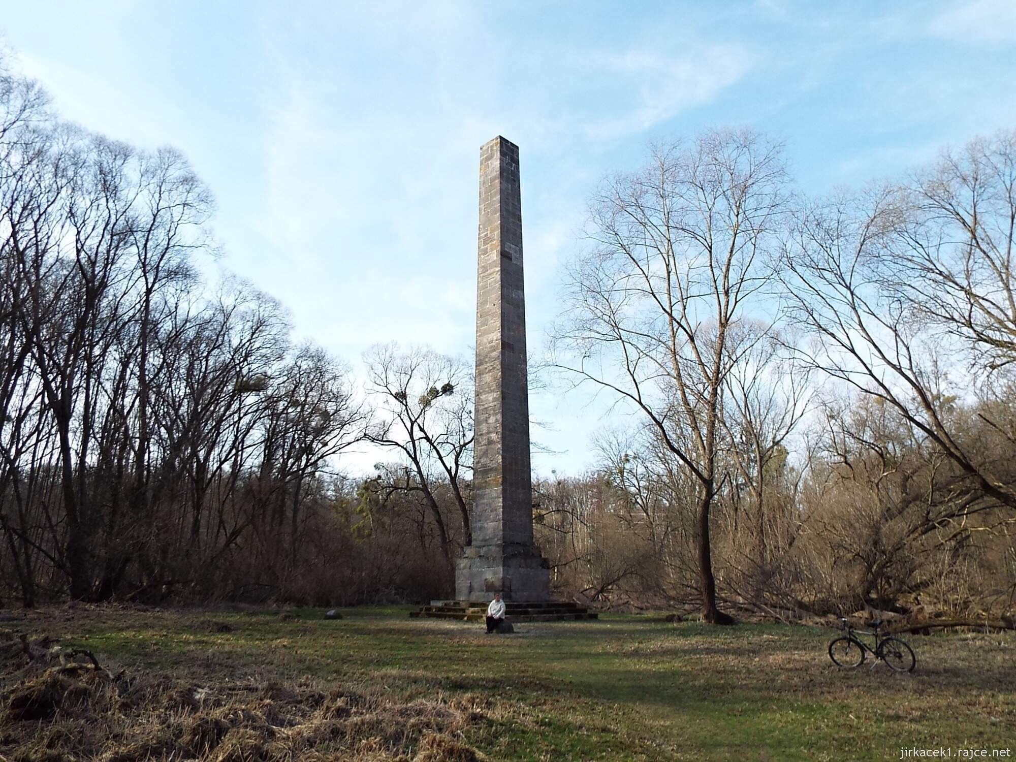 D - cesta z Nových Mlýnů k Obelisku 56 - Obelisk