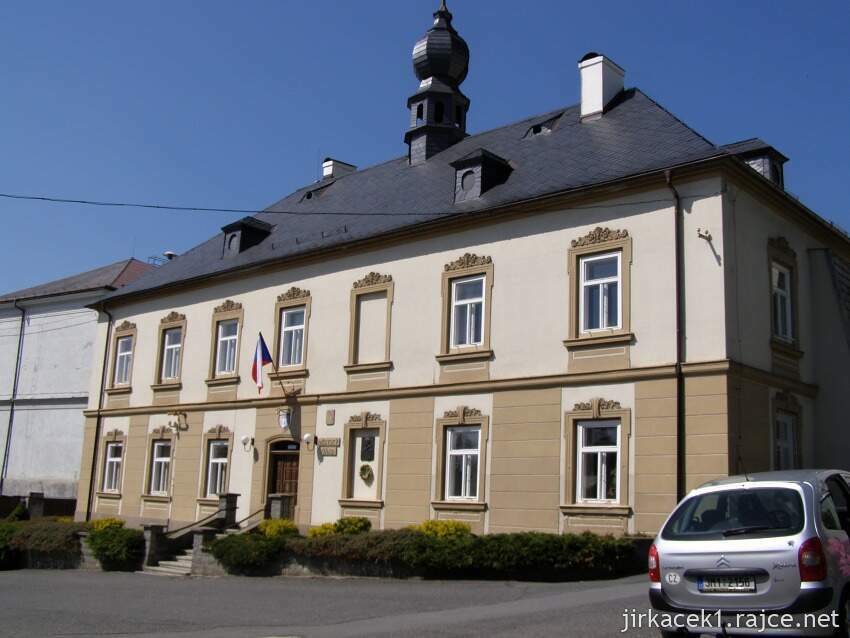 C - Budišov nad Budišovkou - Halaškovo náměstí - radnice v roce 2011 a naše auto
