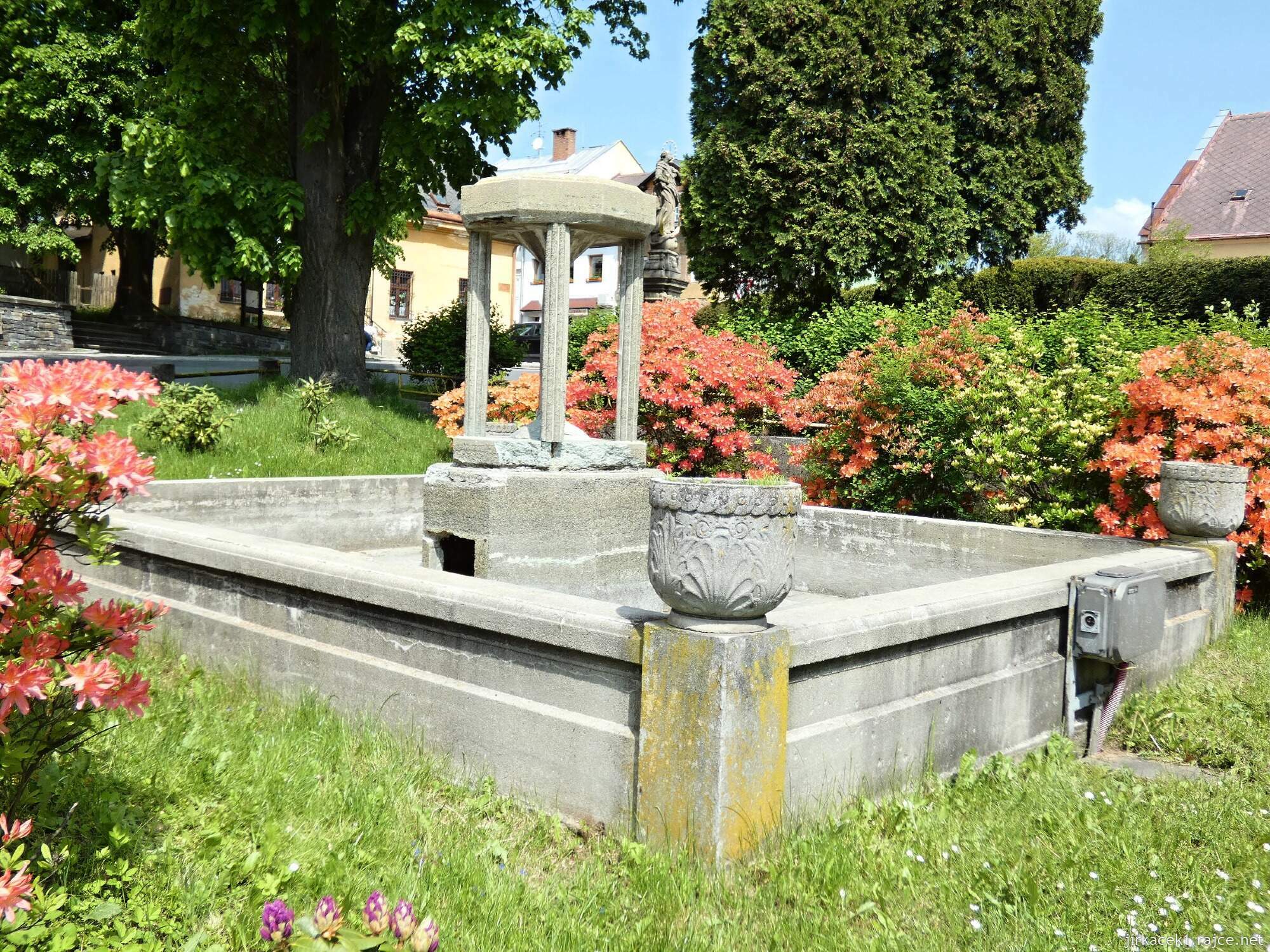 C - Budišov nad Budišovkou - Halaškovo náměstí 005 - kašna