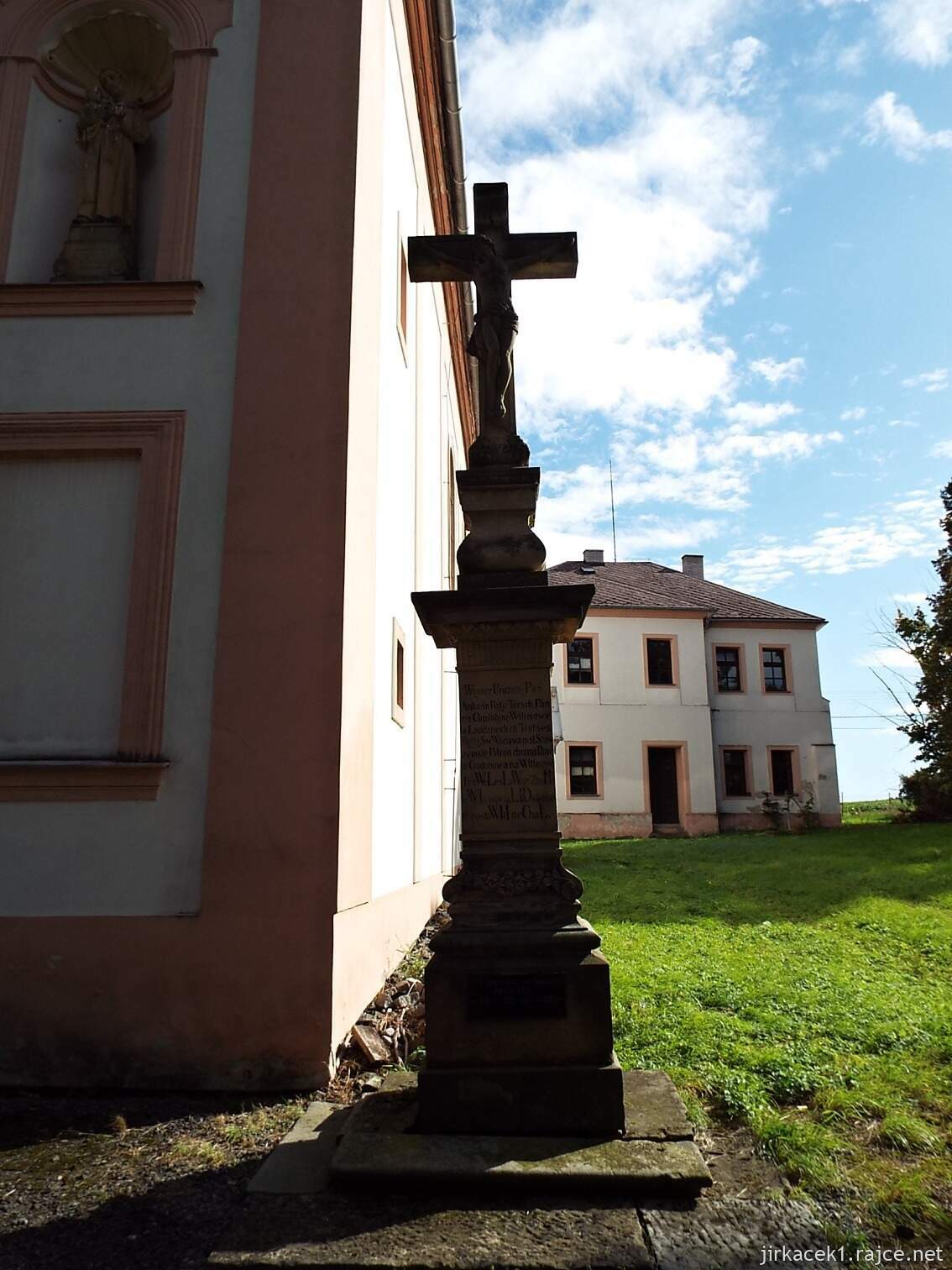 C - Chudobín - kostel sv. Františka Serafinského 02 - kříž s Kristem u vchodu