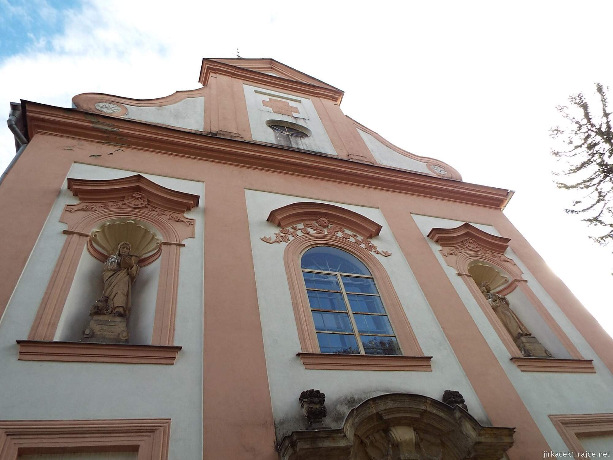 C - Chudobín - kostel sv. Františka Serafinského 04 - průčelí se sochami