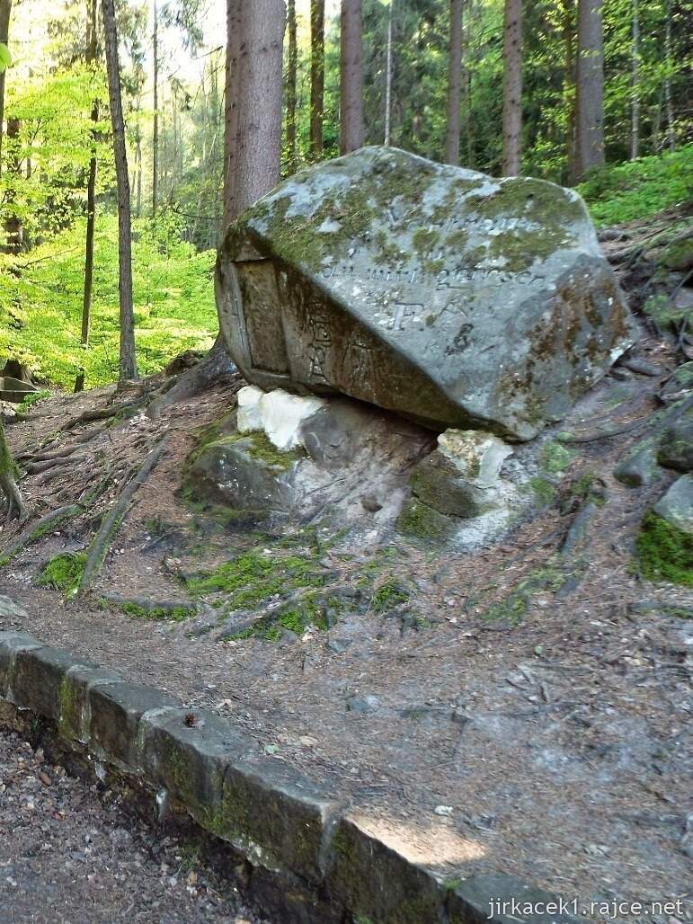 Hruboskalsko - Barbořin pramen - skála vedle pramene
