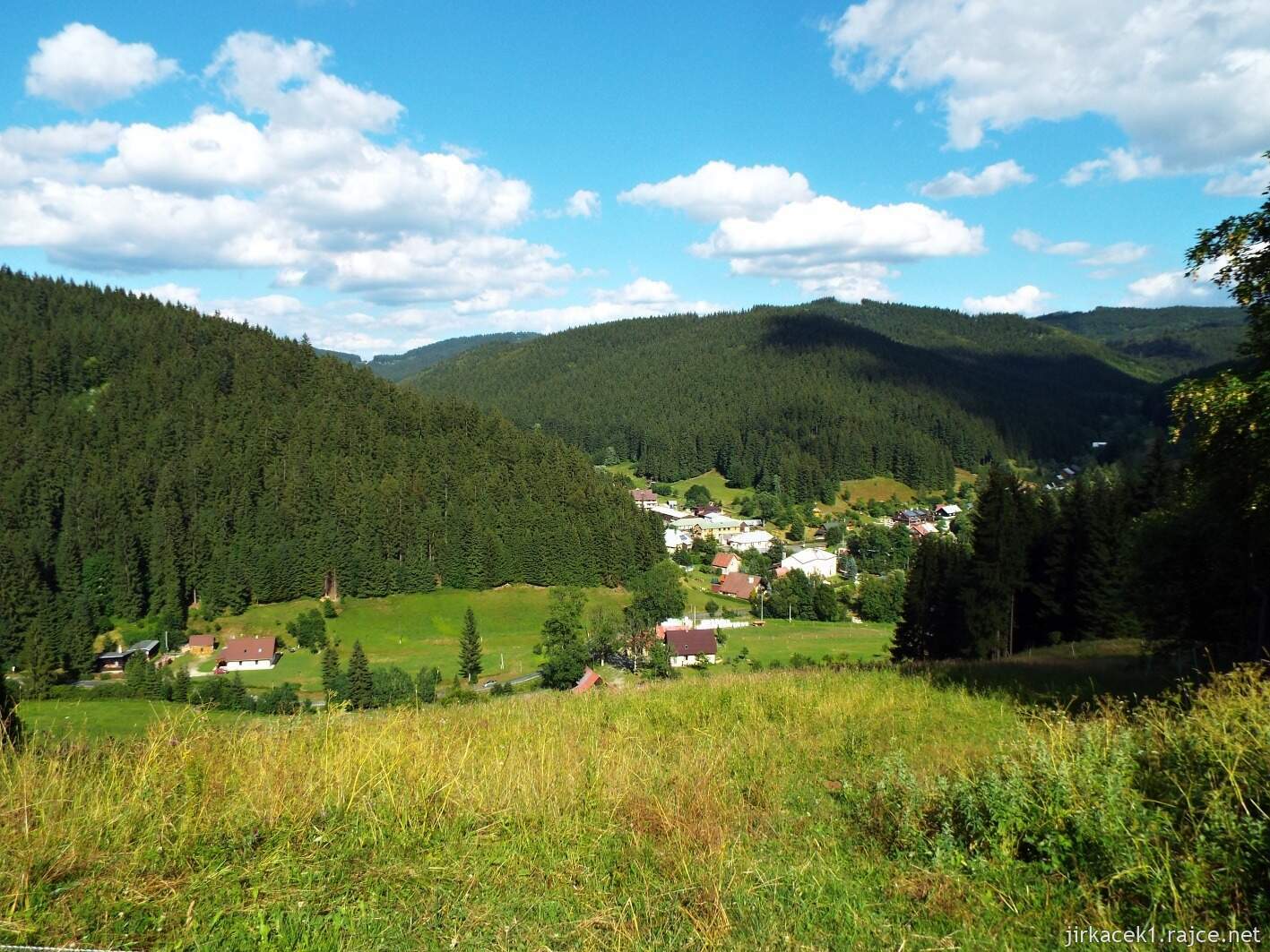 044 - cesta z rozhledny na parkoviště 18 - výhled od stožáru na Velké Karlovice