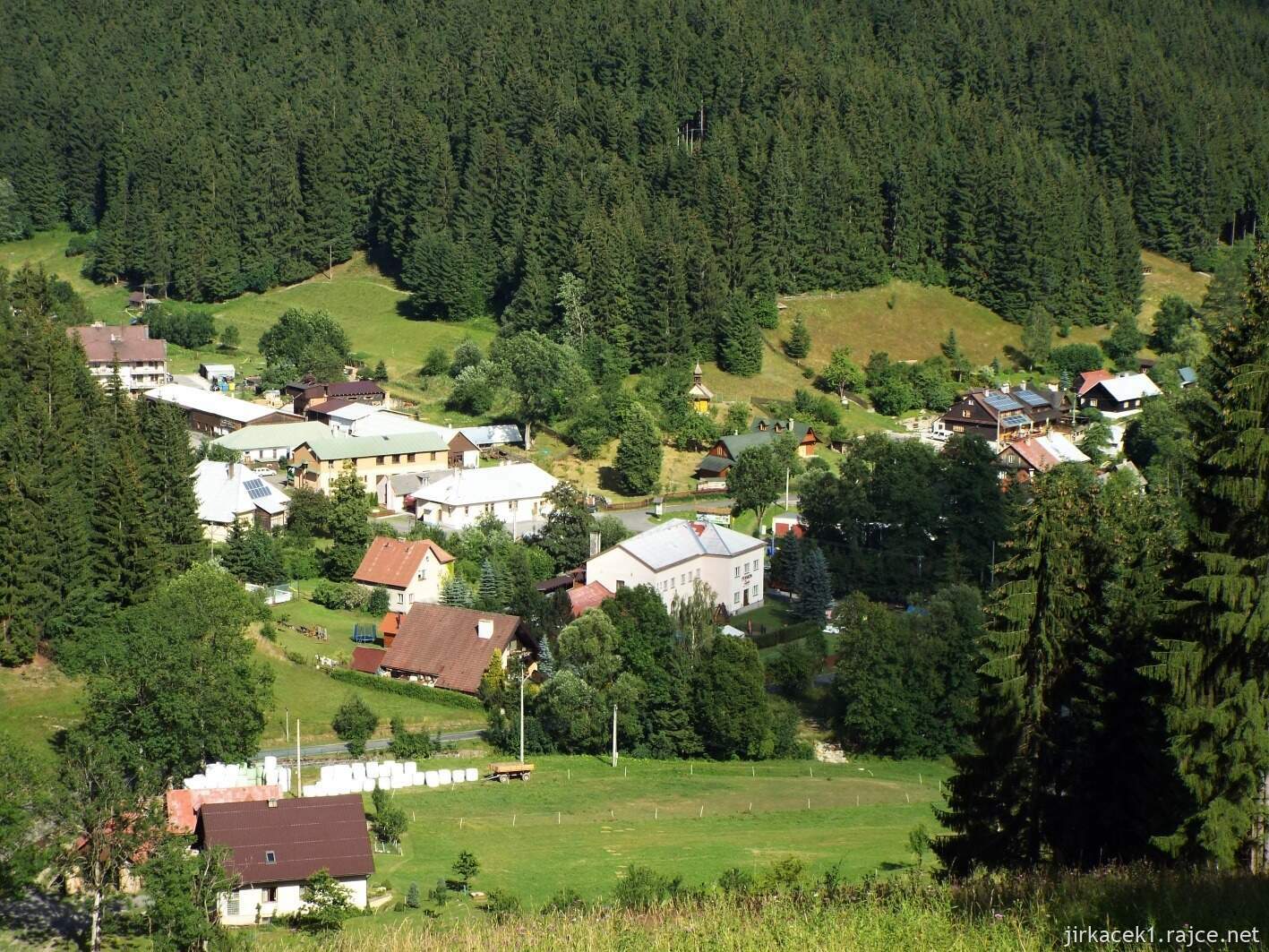 044 - cesta z rozhledny na parkoviště 19 - výhled od stožáru na Velké Karlovice
