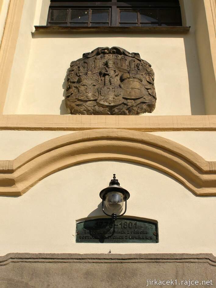 Ostrava - kostel sv. Jana Nepomuckého - erb nad vchodem