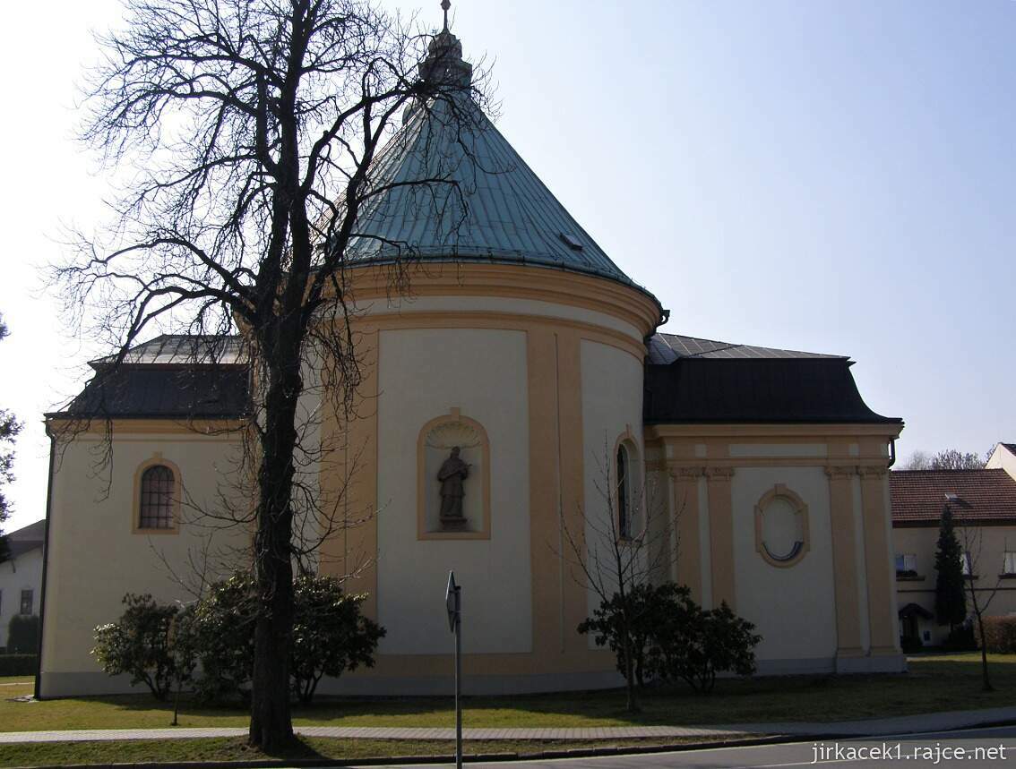 Ostrava - kostel sv. Jana Nepomuckého - presbytář se sochou sv. Jana Nepomuckého