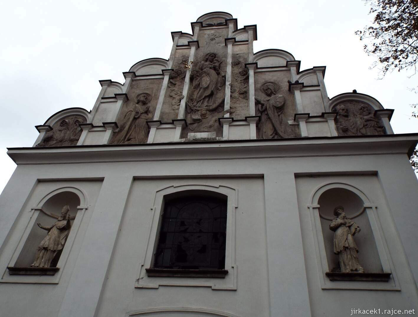 L - Vysoké Mýto - Kostel Nejsvětější Trojice 04 - novorenesanční štít s postavami svatých - sv. Václava, sv. Vojtěcha, Panny Marie a sv. Vavřince